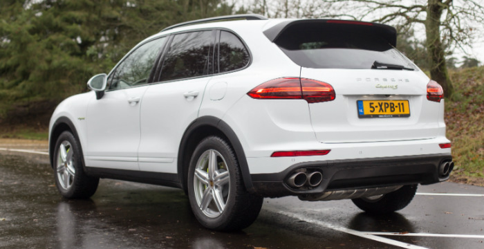 Autotest-Porsche-Cayenne-S-E-Hybrid-DrivingDutchman-achterzijde