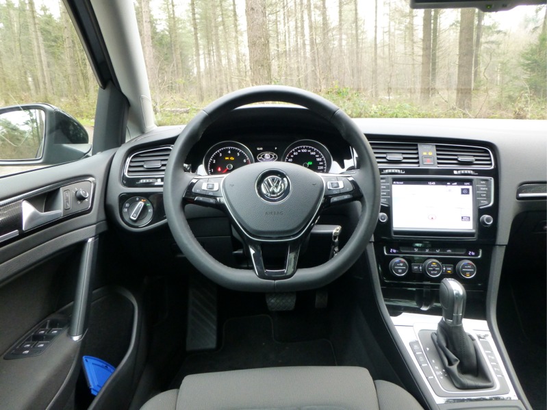 Volkswagen-Golf_04