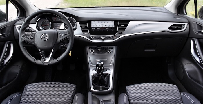 Opel Astra Sports Tourer dashboard - Driving-Dutchman