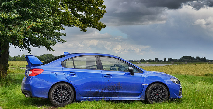 Subaru WRX STI raceauto voor op de weg 1