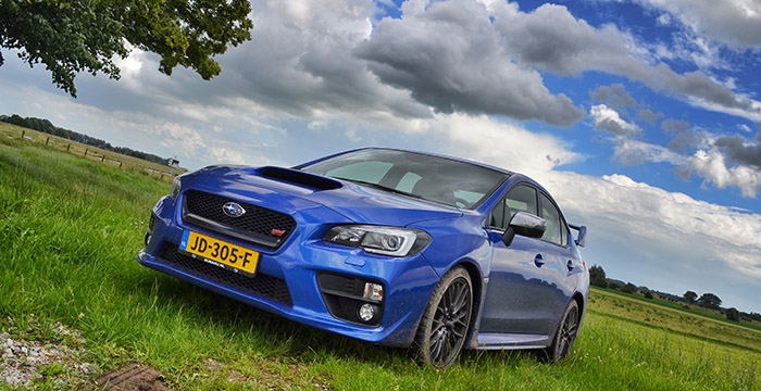 Subaru WRX STI raceauto voor op de weg 2