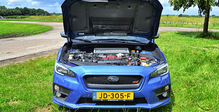 Subaru WRX STI raceauto voor op de weg 6