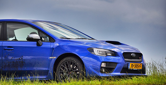 Subaru WRX STI raceauto voor op de weg 7