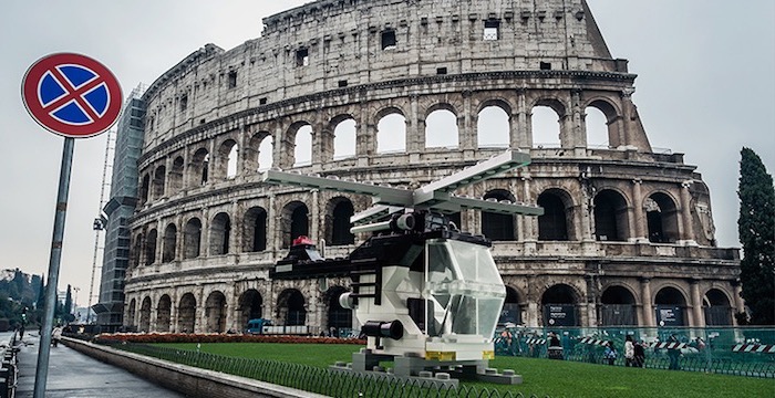 gigantische-lego-voertuigen-verschijnen-in-straten-van-rome-driving-dutchman02