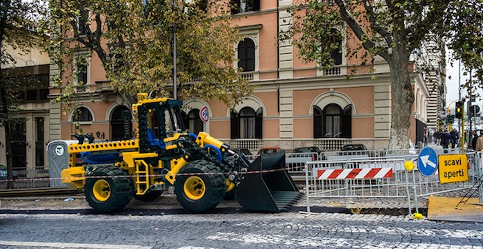 gigantische-lego-voertuigen-verschijnen-in-straten-van-rome-driving-dutchman07