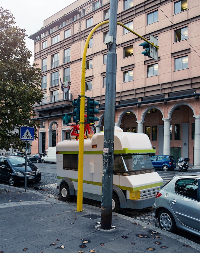 gigantische-lego-voertuigen-verschijnen-in-straten-van-rome-driving-dutchman08