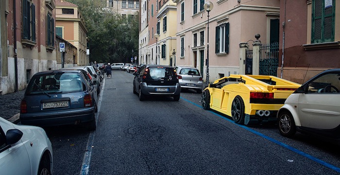 gigantische-lego-voertuigen-verschijnen-in-straten-van-rome-driving-dutchman10